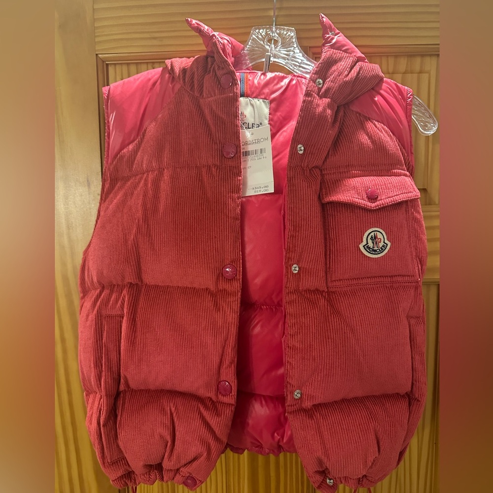 New Moncler vest. Never worn!!